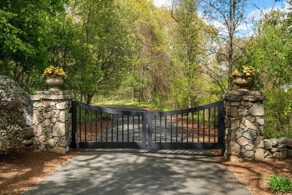 1A Hartford Street, Dover, MA 02030