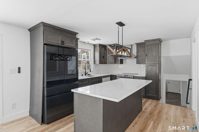 2 Yellow Orange Circle, Middletown, CT 06457