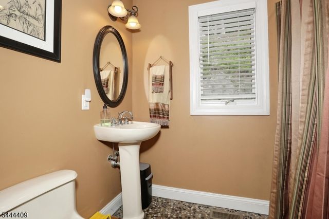 121 Magee Rd, Ringwood Boro, NJ 07456