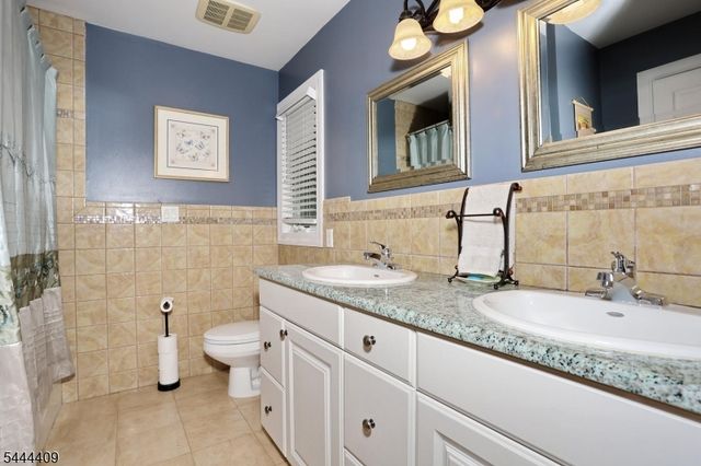 121 Magee Rd, Ringwood Boro, NJ 07456