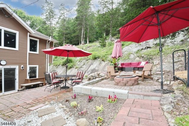 121 Magee Rd, Ringwood Boro, NJ 07456