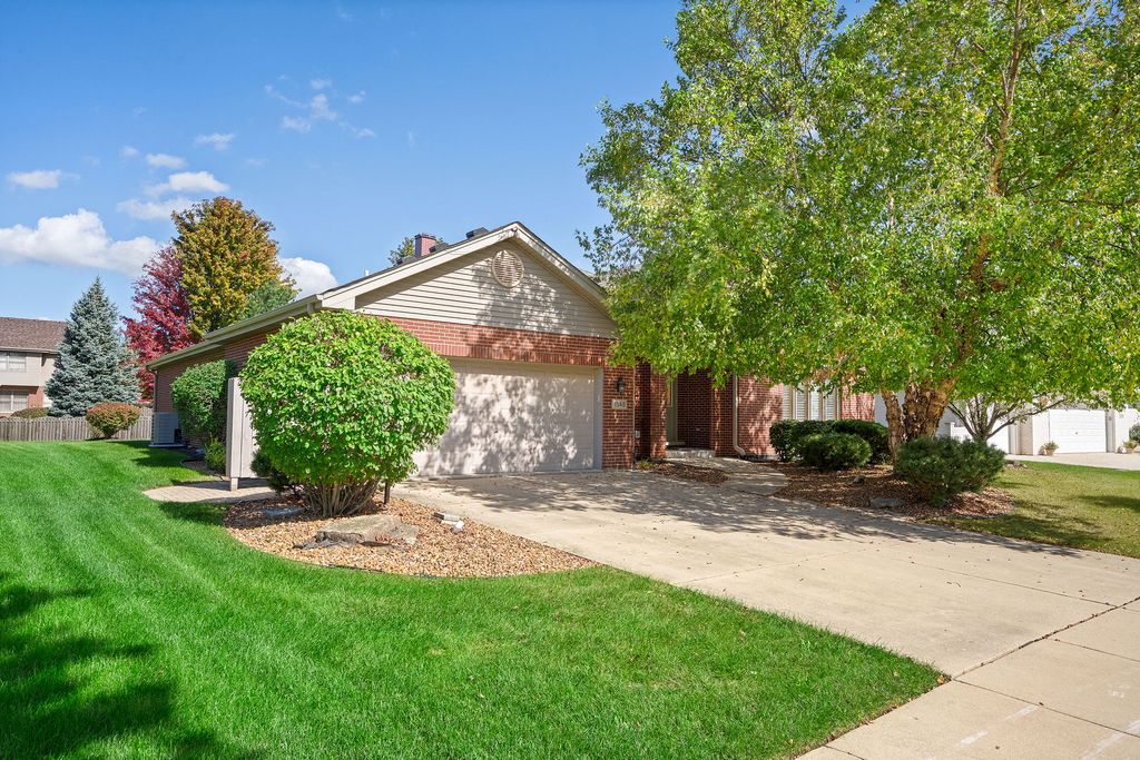 1540 HILLCREST Lane, Woodridge, IL 60517 — photo 2