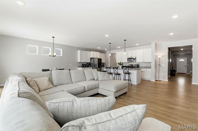 138 Rhythm Point Drive, St Peters, MO 63376