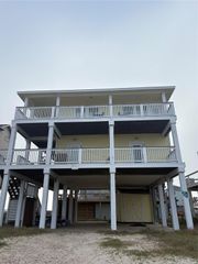 111 Yucca Avenue, Surfside Beach, TX 77541