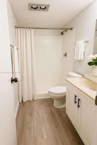 227 Castlewood Dr 102, North Palm Beach, FL 33408