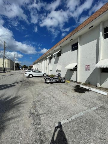 227 Castlewood Dr 102, North Palm Beach, FL 33408