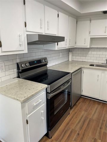 227 Castlewood Dr 102, North Palm Beach, FL 33408