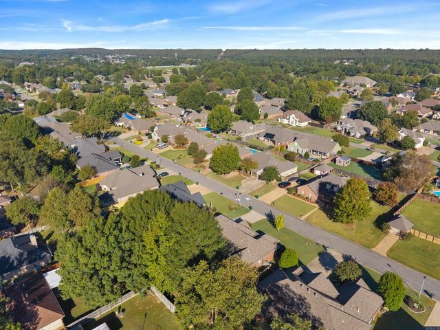 4325 Tree House Dr, Conway, AR 72034