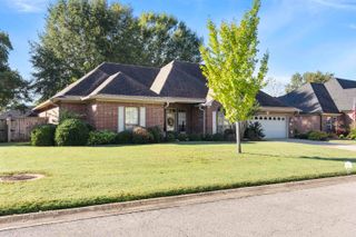 4325 Tree House Dr, Conway, AR 72034