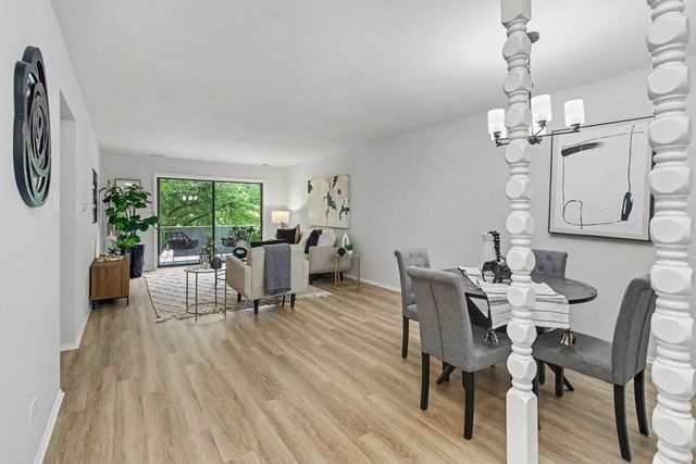 3300 N Carriageway Drive 216, Arlington Heights, IL 60004