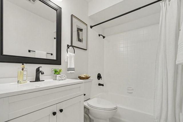 3300 N Carriageway Drive 216, Arlington Heights, IL 60004