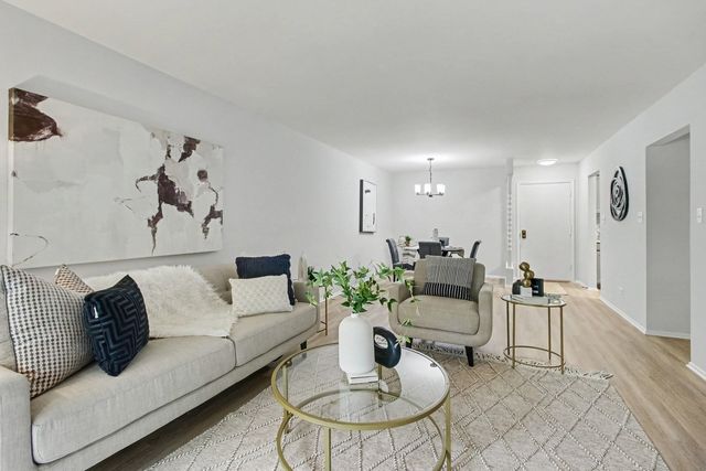 3300 N Carriageway Drive 216, Arlington Heights, IL 60004