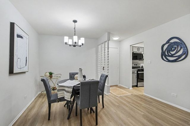 3300 N Carriageway Drive 216, Arlington Heights, IL 60004