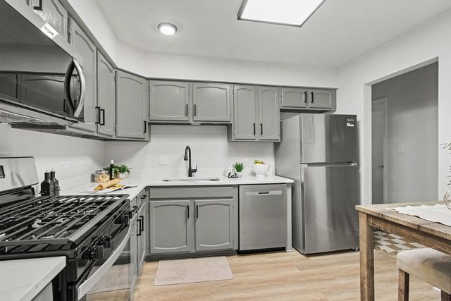 3300 N Carriageway Drive 216, Arlington Heights, IL 60004