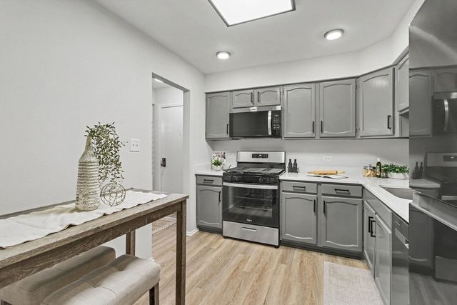 3300 N Carriageway Drive 216, Arlington Heights, IL 60004