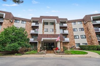 3300 N Carriageway Drive 216, Arlington Heights, IL 60004