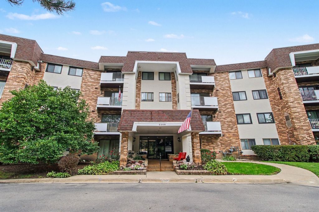 3300 N Carriageway Drive 216, Arlington Heights, IL 60004