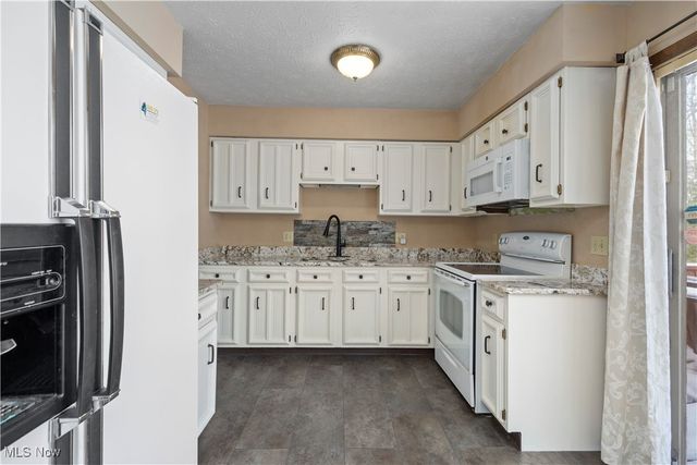 105 Northwood Hollow Court, Amherst, OH 44001