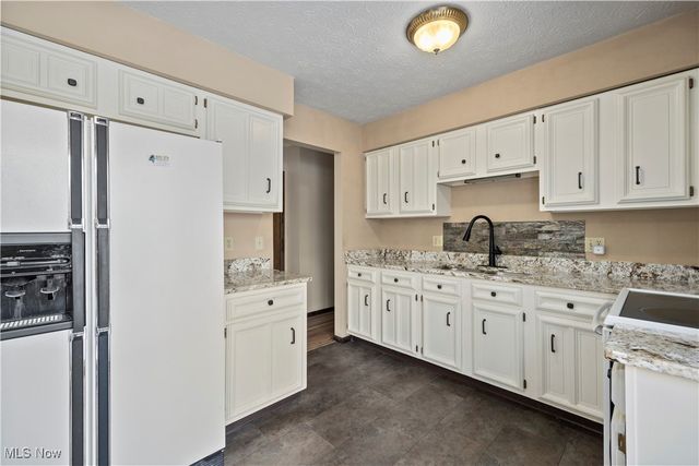 105 Northwood Hollow Court, Amherst, OH 44001