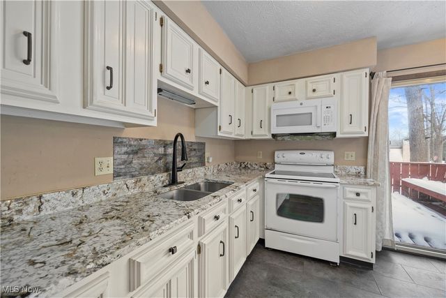 105 Northwood Hollow Court, Amherst, OH 44001