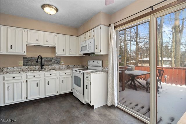 105 Northwood Hollow Court, Amherst, OH 44001