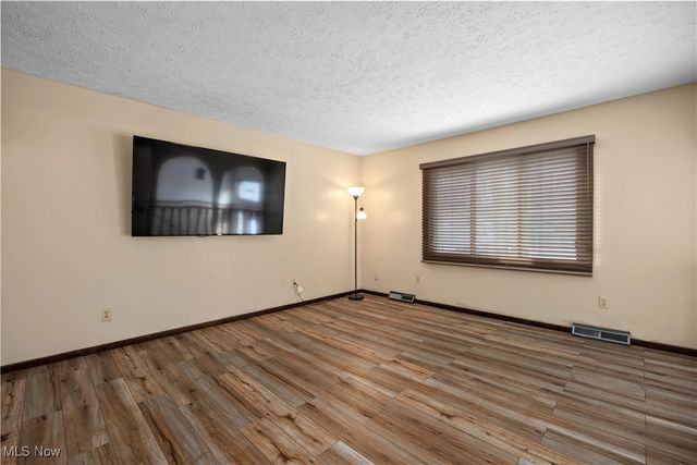 105 Northwood Hollow Court, Amherst, OH 44001