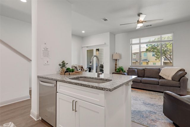 524 Palmer DR, Point Venture, TX 78645