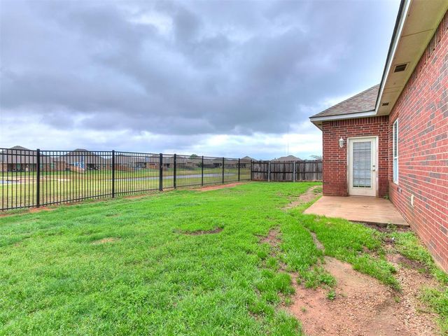 1005 NE 32nd Street, Moore, OK 73160