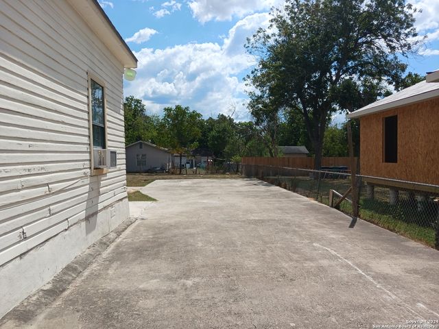1322 W HUTCHINS PL, San Antonio, TX 78221