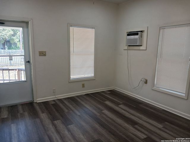 1322 W HUTCHINS PL, San Antonio, TX 78221