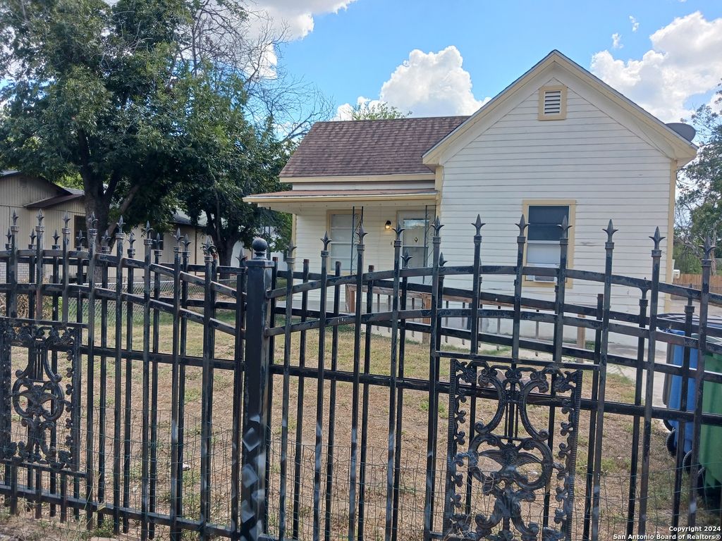 1322 W HUTCHINS PL, San Antonio, TX 78221