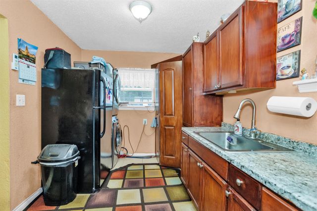 30806 Mellman Road, Hempstead, TX 77445