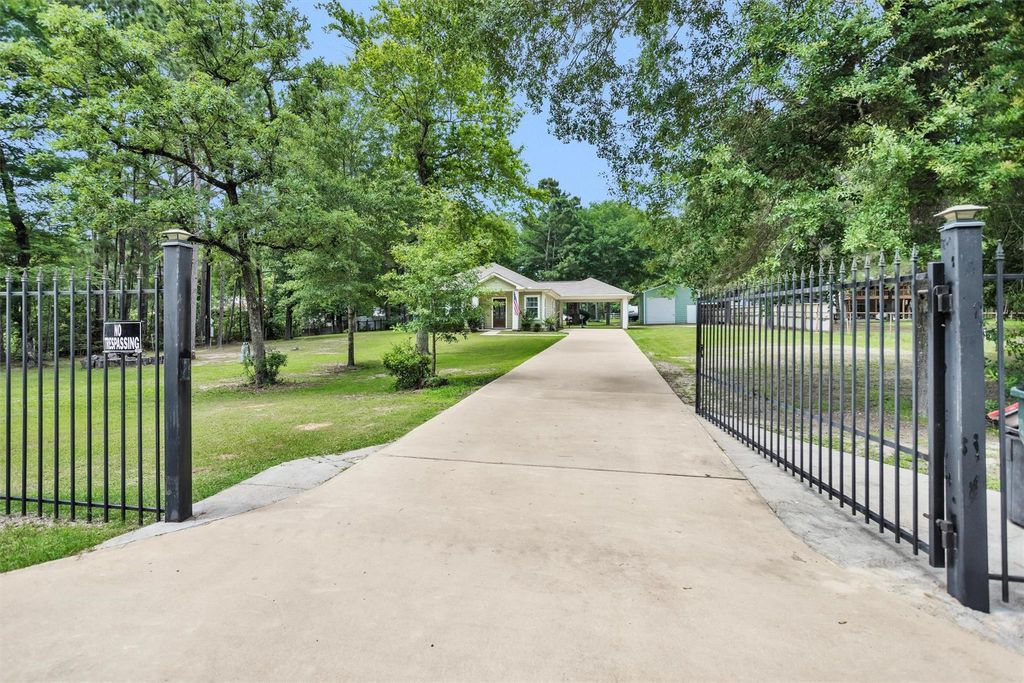30806 Mellman Road, Hempstead, TX 77445