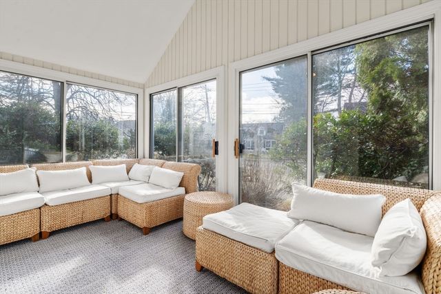 2 Cavanagh Rd, Wellesley, MA 02481