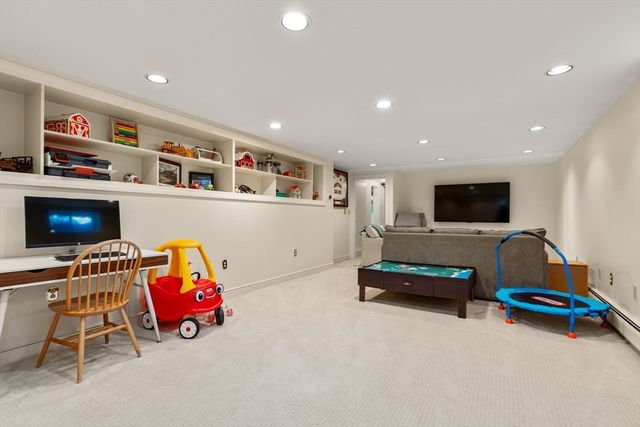 2 Cavanagh Rd, Wellesley, MA 02481