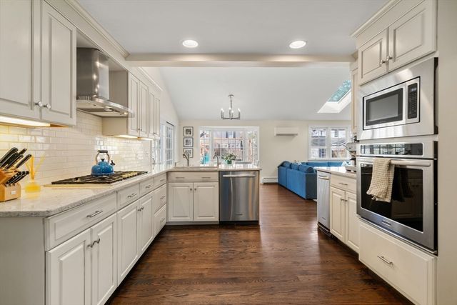 2 Cavanagh Rd, Wellesley, MA 02481