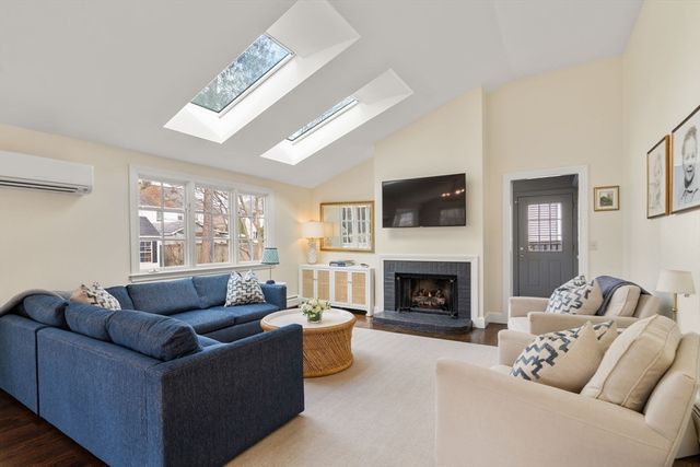 2 Cavanagh Rd, Wellesley, MA 02481