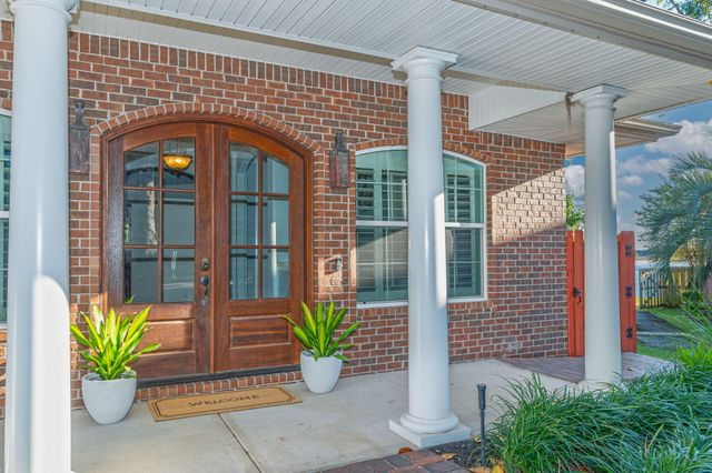 16 Plantation Oaks Drive, Mary Esther, FL 32569