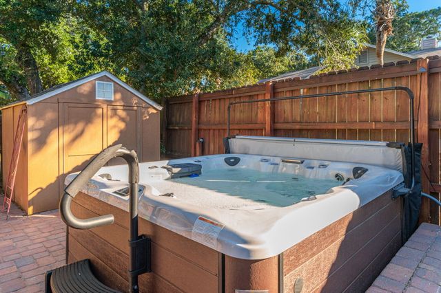 16 Plantation Oaks Drive, Mary Esther, FL 32569