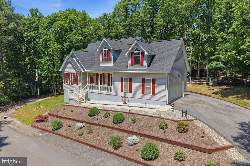Image 2 of property listing at 12976 MARINERS CIR, Lusby, MD 20657
