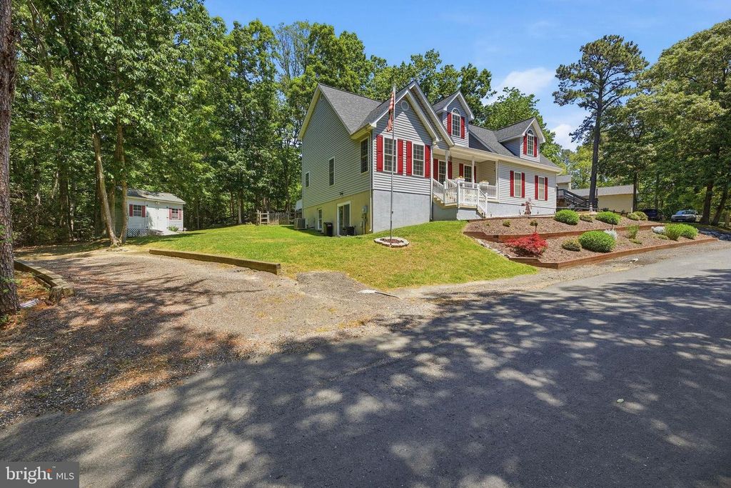 Image 6 of property listing at 12976 MARINERS CIR, Lusby, MD 20657