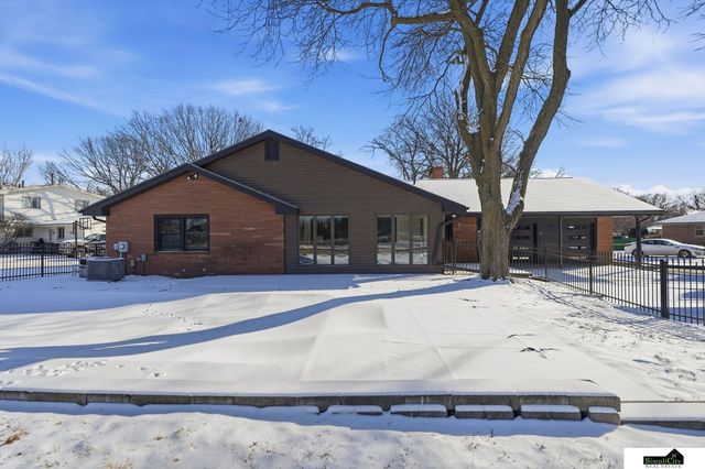 1515 W Manor Drive, Lincoln, NE 68506