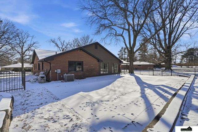 1515 W Manor Drive, Lincoln, NE 68506