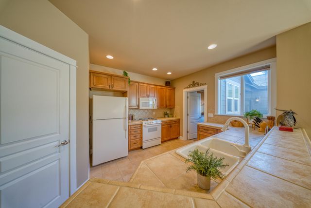 617 SW Peak View Place, Bend, OR 97702