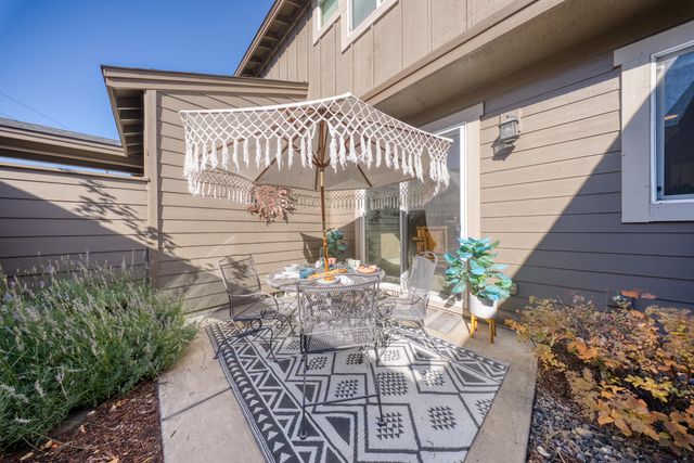 617 SW Peak View Place, Bend, OR 97702