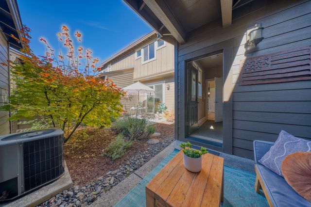 617 SW Peak View Place, Bend, OR 97702