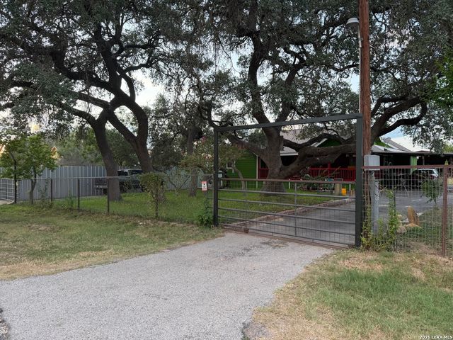 2366 Royal Oaks, Poteet, TX 78065