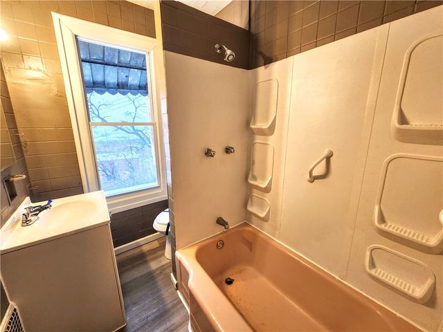 407 Alexander St, Mckees Rocks, PA 15136