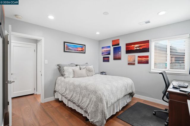 136 Pacific Ave, Pacifica, CA 94044