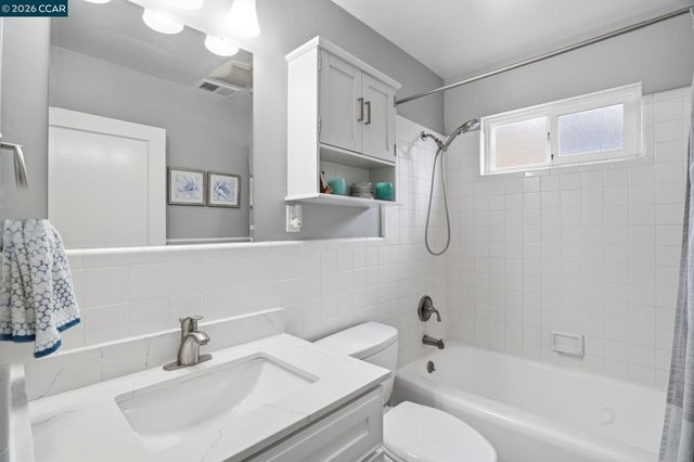 136 Pacific Ave, Pacifica, CA 94044